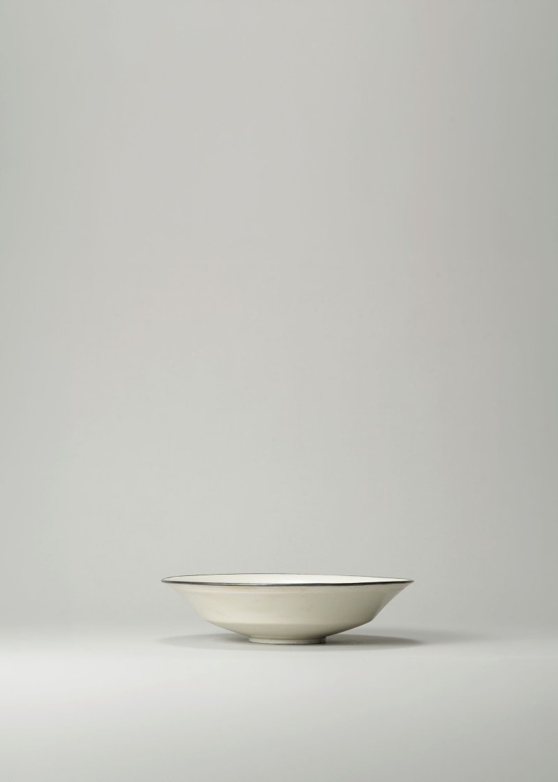 北宋　定窯刻蓮紋折腰盤 | A DING INCISED WHITE-GLAZED 'LOTUS' DISH - 图6