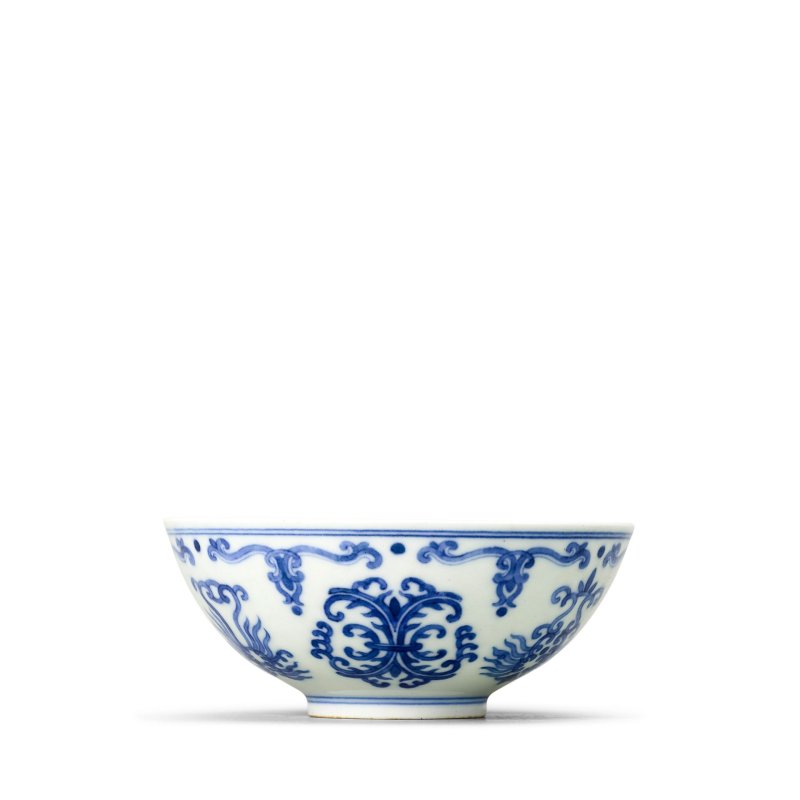 清雍正　青花忍冬紋碗 | A FINE BLUE AND WHITE BOWL - 图5