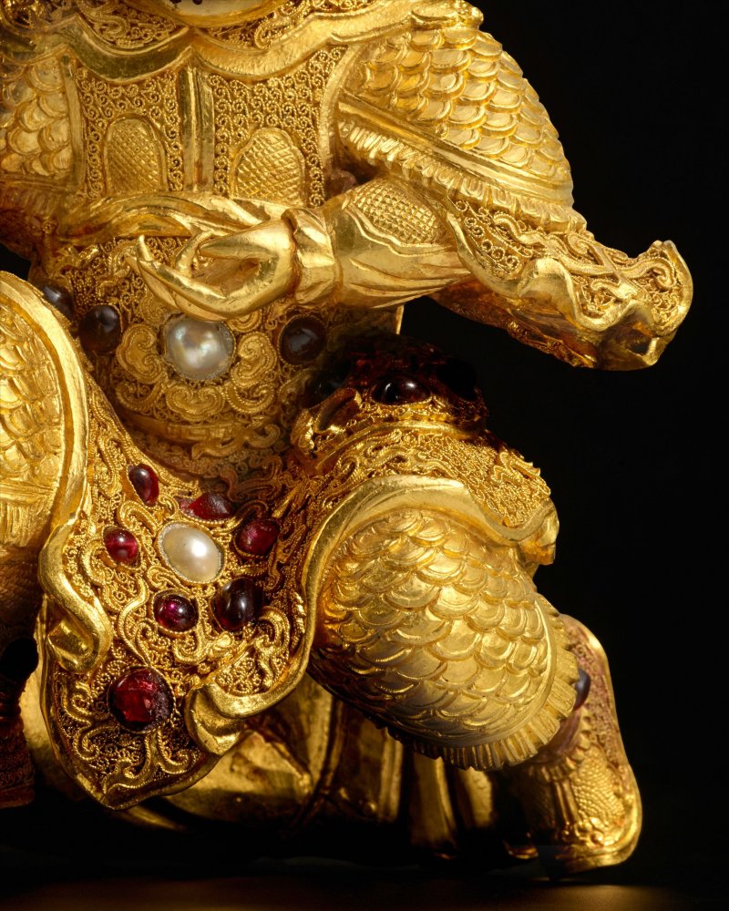 清乾隆 金嵌寶忠臣像 | AN EXCEPTIONALLY RARE GOLD GEM-SET FIGURE OF THE 'LOYAL GENERAL' - 图8