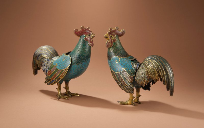 清乾隆　掐絲琺瑯天雞式爐一對 | A SUPERB PAIR OF CLOISONNÉ ENAMEL COCKEREL INCENSE BURNERS AND COVERS - 图1
