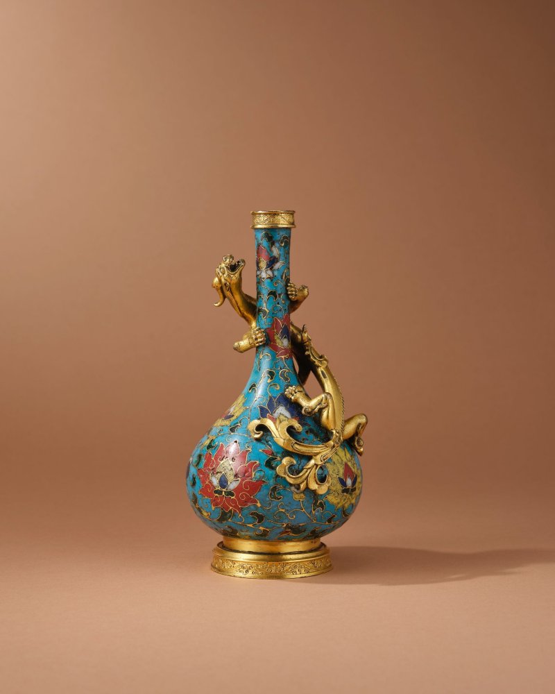 明景泰　掐絲琺瑯盤螭膽瓶 | A VERY RARE CLOISONNÉ-ENAMEL AND GILT-BRONZE 'CHILONG' BOTTLE VASE - 图1