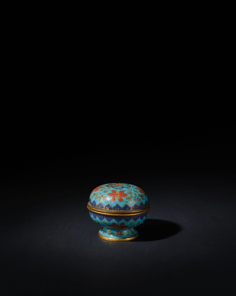 清十八世紀　掐絲琺瑯纏枝蓮紋蓋盒 | A SMALL CLOISONNÉ ENAMEL BOX AND COVER - 图1