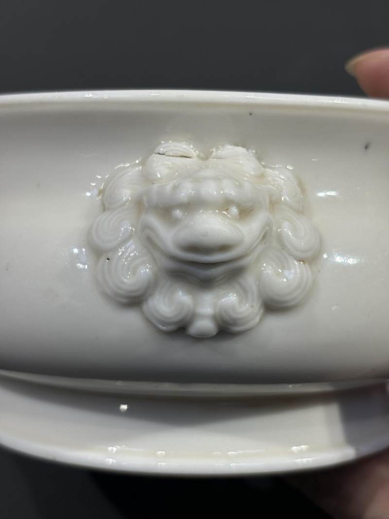    明末清初 德化窑白釉铺首炉 - 图5