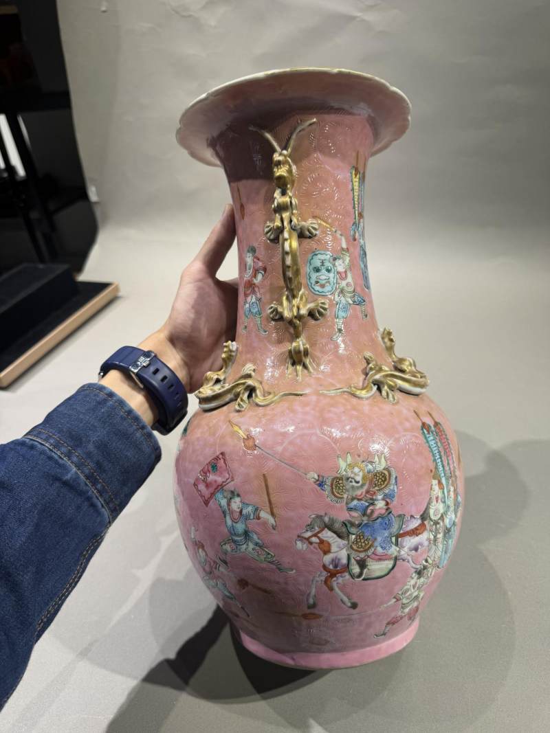    清咸丰 宫粉地轧道刀马人物瓶 - 图3