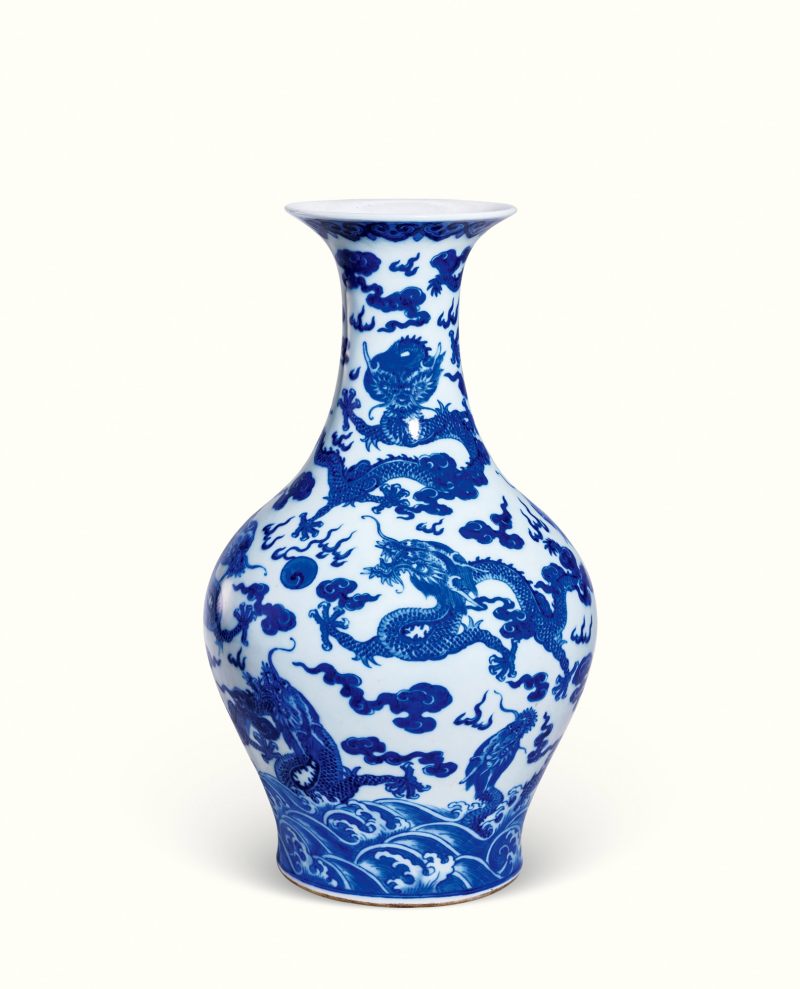 清嘉庆 青花九龙纹橄榄瓶 - 图1