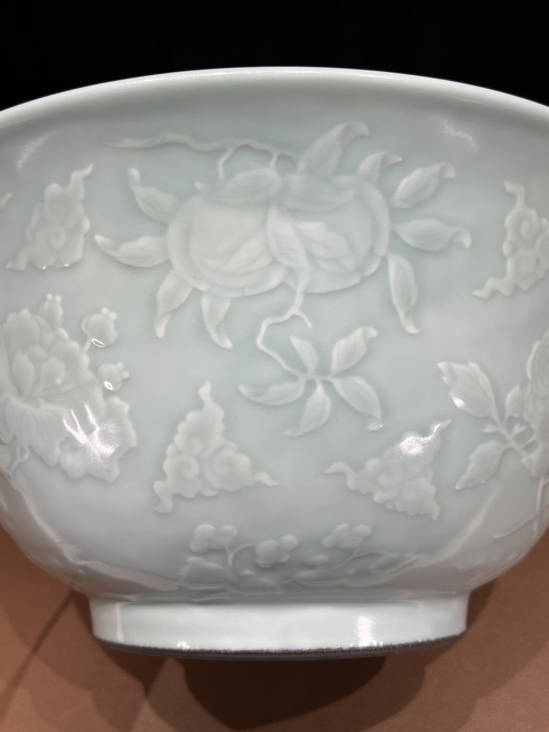 清雍正 粉青釉浮雕折枝花果纹大碗 - 图7