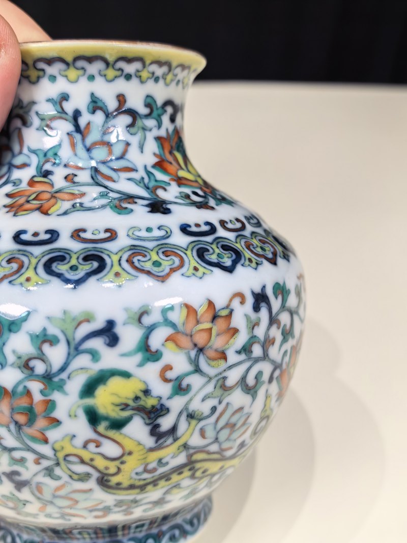 清乾隆 斗彩穿花龙纹小尊 - 图8