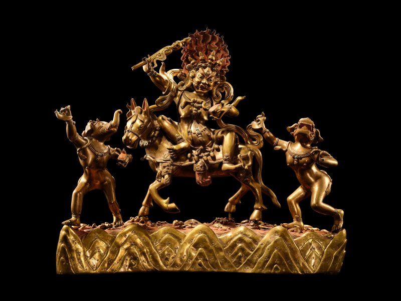 十八世紀　銅鎏金吉祥天母及眷屬像 | A RARE AND LARGE GILT-BRONZE SHRI DEVI AND ATTENDANTS GROUP - 图5