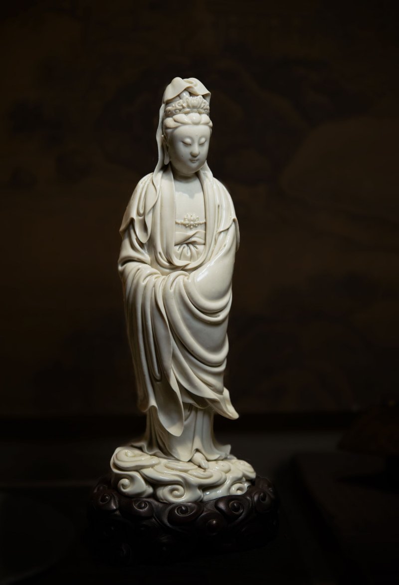 明十七世紀初 德化白釉祥雲觀音立像 | AN IMPORTANT DEHUA STANDING FIGURE OF GUANYIN - 图2