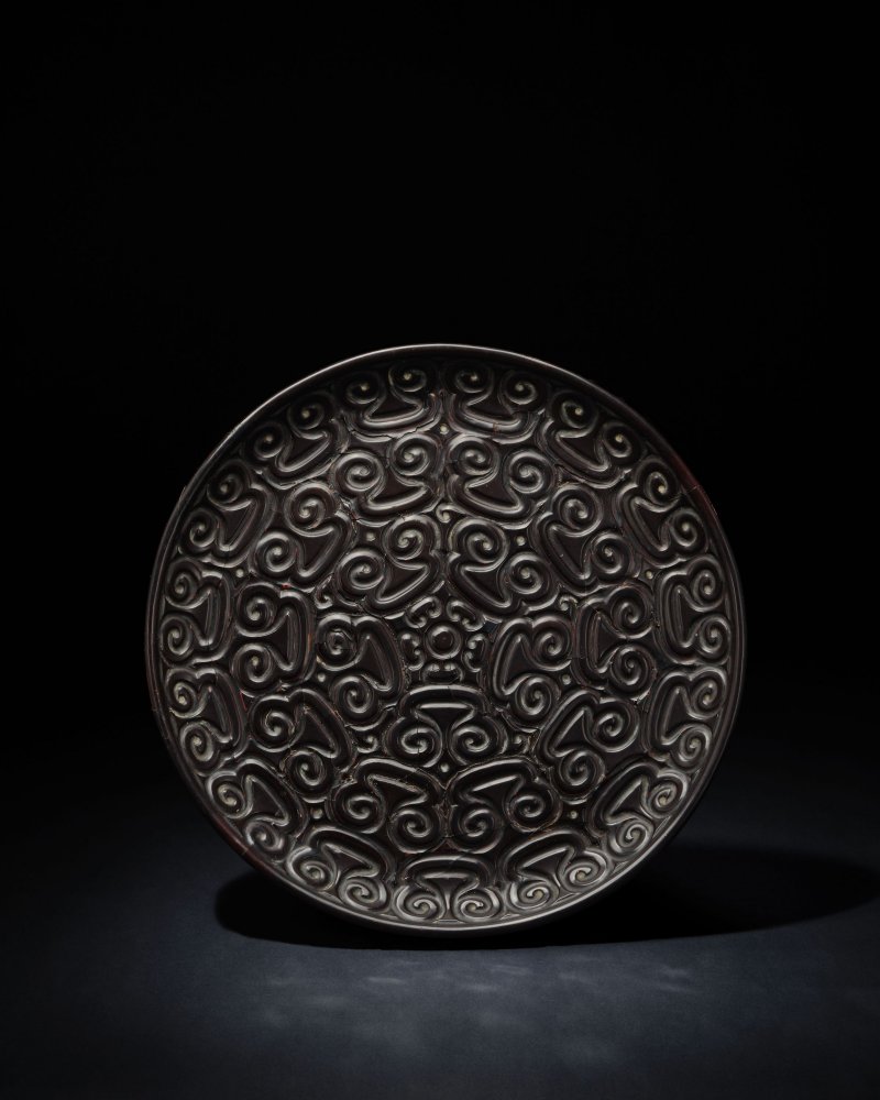 明中期　剔犀黑漆如意雲紋大圓盤 | A LARGE TIXI BLACK LACQUER CIRCULAR DISH