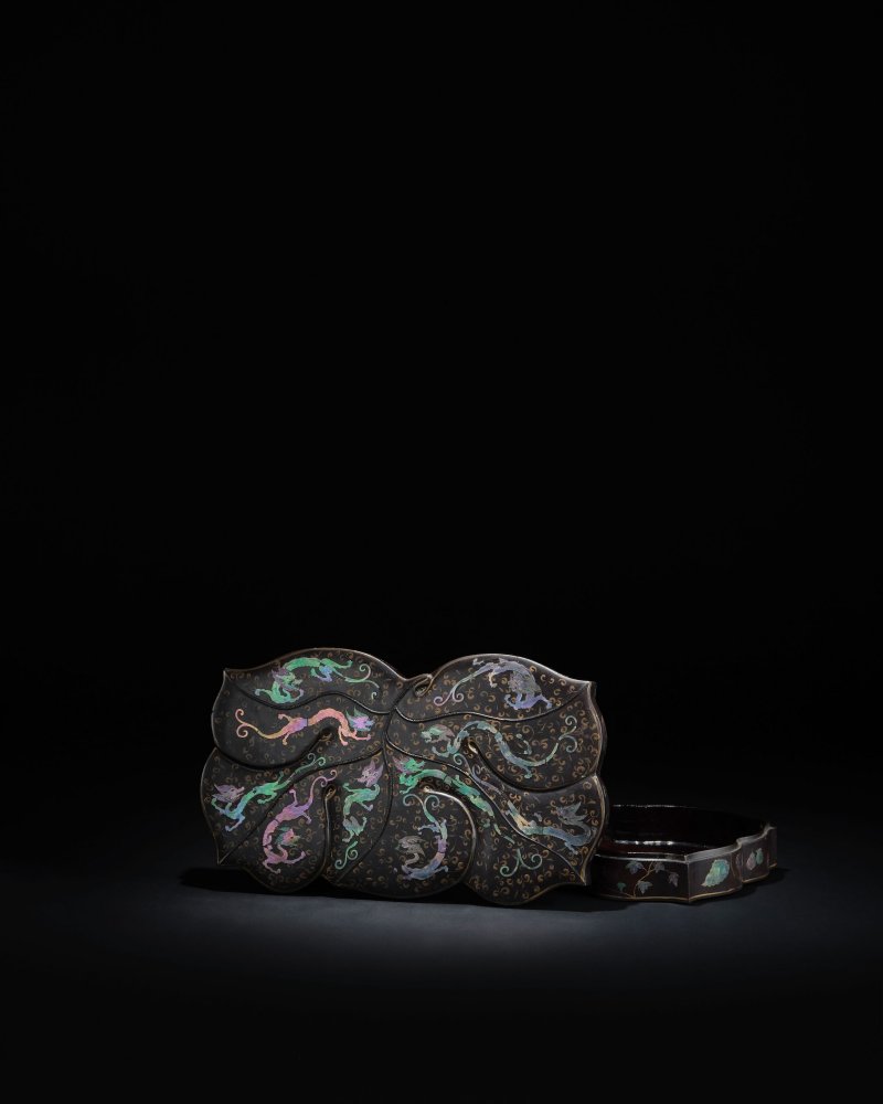 清康熙　黑漆嵌螺鈿十龍圖葉式蓋盒 | A SUPERB BLACK LACQUER MOTHER-OF-PEARL INLAID 'DRAGON' BOX AND COVER - 图1