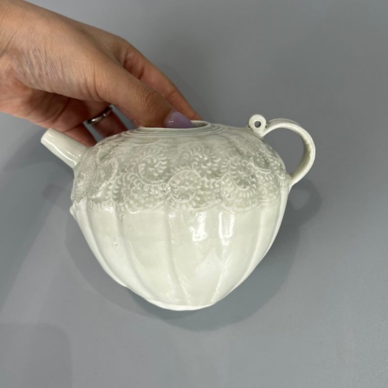 明代 青白釉模印缠枝花卉纹瓜棱壶 - 图10