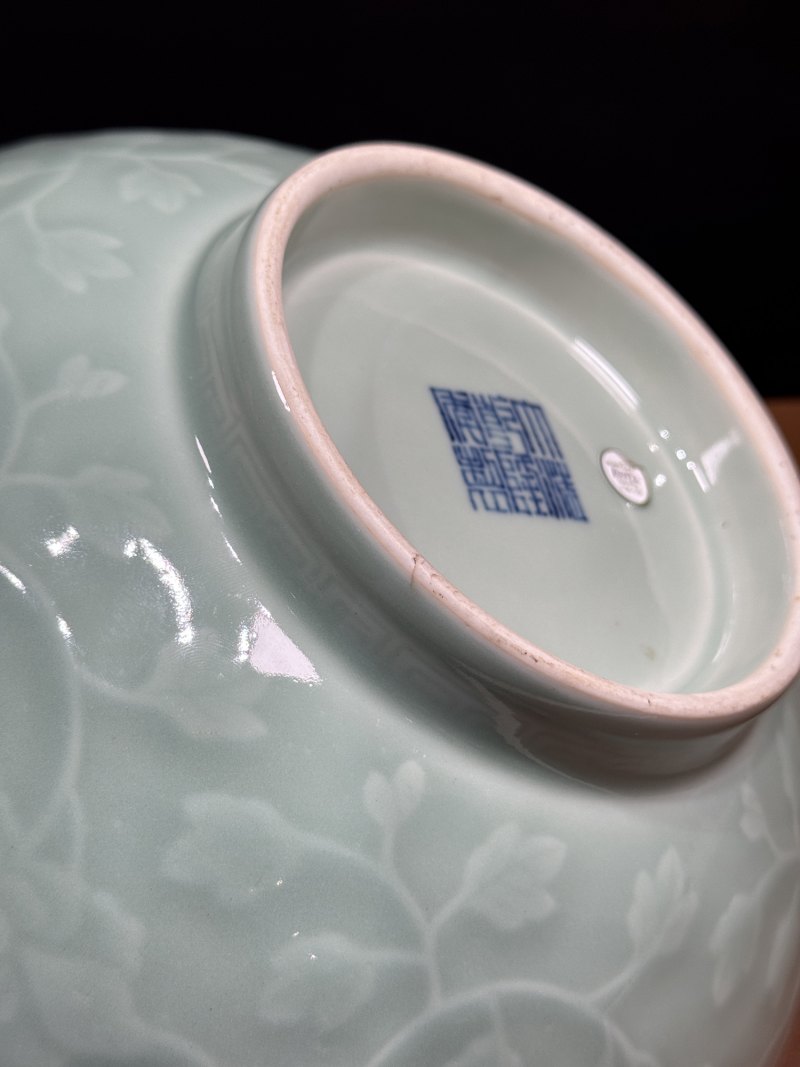 清乾隆 粉青釉暗刻缠枝牡丹纹大碗 - 图12