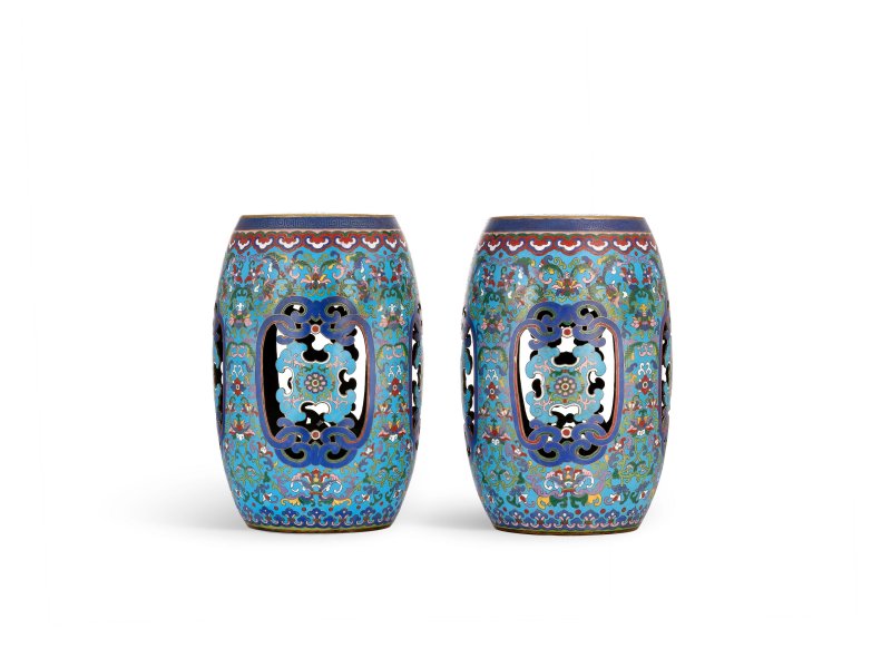 清乾隆　御製掐絲琺瑯蓮蝠紋坐墩一對 | A SUPERB PAIR OF IMPERIAL CLOISONNÉ ENAMEL STOOLS - 图4