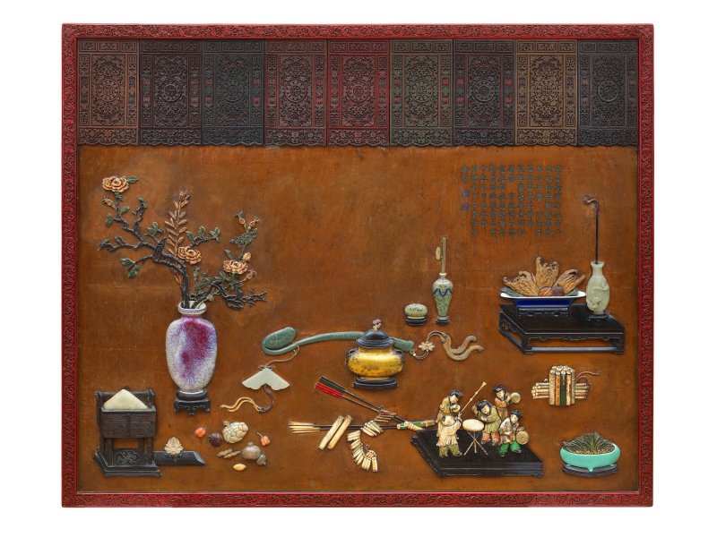 清乾隆十八年（1753）　漆地剔彩嵌寶歲朝慶壽圖長方掛屏 | A RARE IMPERIAL CARVED CINNABAR LACQUER EMBELLISHED IMPERIALLY-INSCRIBED PANEL - 图1