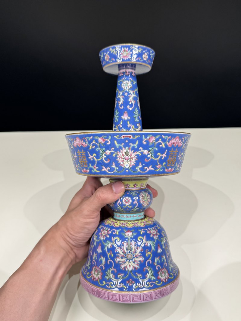 清道光 蓝地粉彩缠枝莲托双喜烛台一对 - 图6