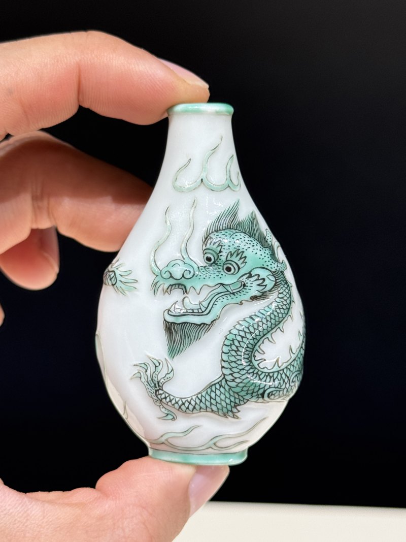 清道光 浅浮雕绿彩云龙纹鼻烟壶 - 图4