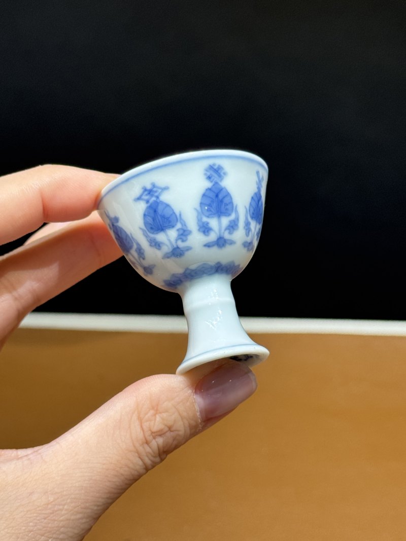 清雍正 仿成化青花莲托八吉祥小高足杯 - 图7