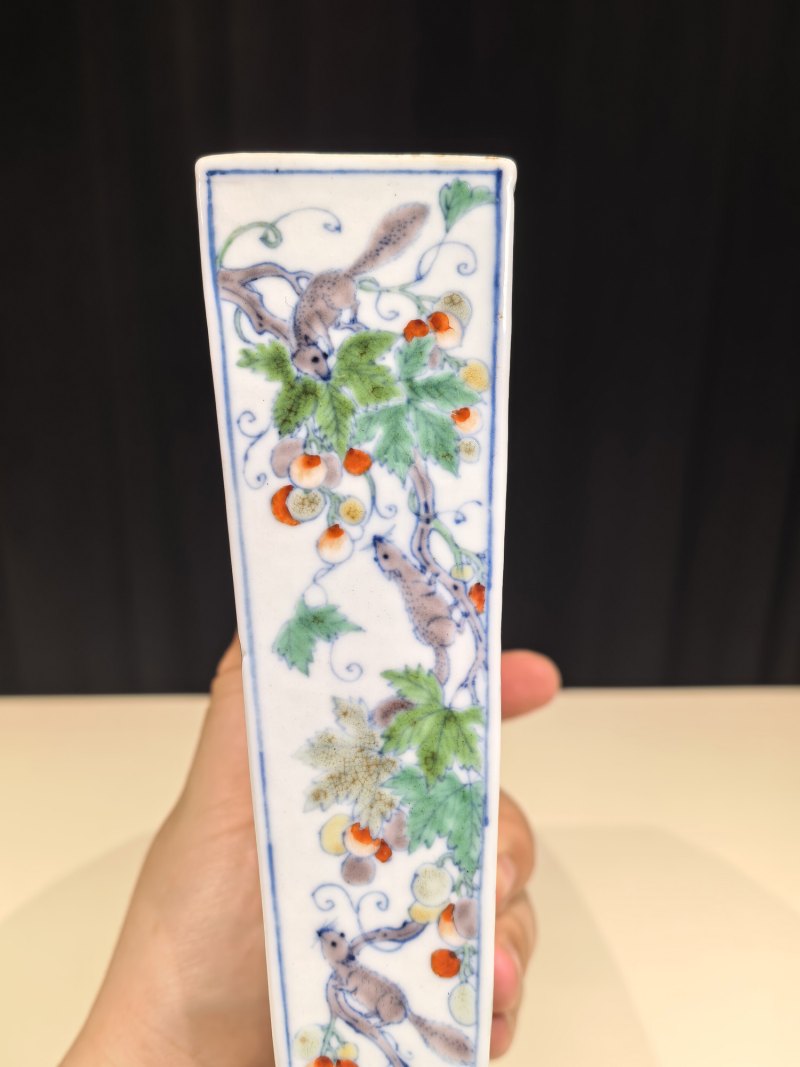 清雍正 斗彩竹雀松鼠葡萄图扇形壁瓶 - 图12