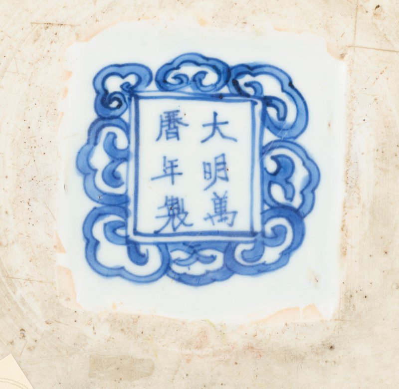 明萬曆 五彩龍鳳呈祥大圓盒 如意框六字楷書款  WANLI SIX-CHARACTER MARK IN UNDERGLAZE BLUE WITHIN A DOUBLE RECTANGULAR RUYI-BORDERED CARTOUCHE AND OF THE PERIOD (1573-1619) - 图3