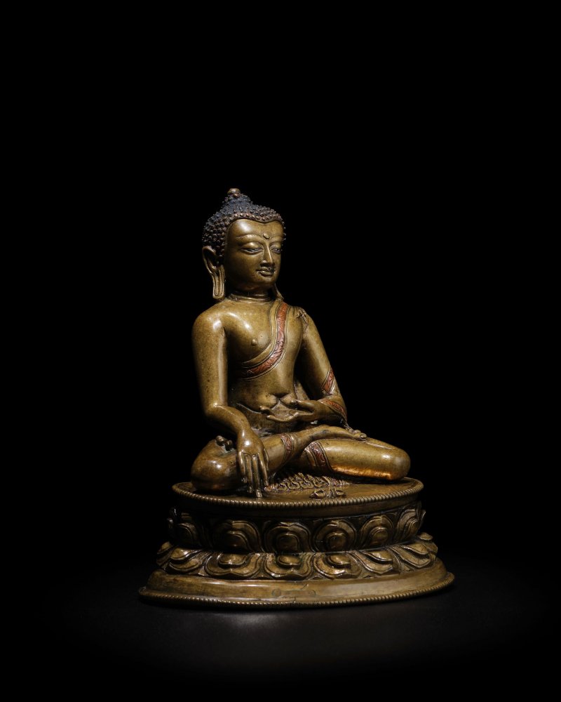 西藏 十三世紀 錯銀錯紅銅金剛座佛陀銅像 | A SILVER AND COPPER INLAID COPPER ALLOY FIGURE OF VAJRASANA BUDDHA - 图5