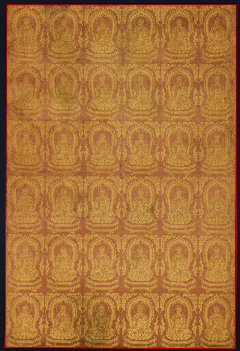 元/明初 十三/十四世紀 大日如來佛紋紅地織金錦 | A SILK PANEL OF VAIROCANA - 图1