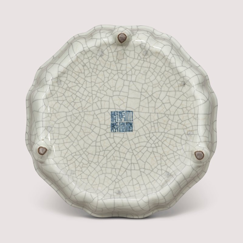清乾隆 仿哥釉葵式三足洗 六字篆書款  QIANLONG SIX-CHARACTER SEAL MARK IN UNDERGLZE BLUE AND OF THE PERIOD (1736-1795) - 图3