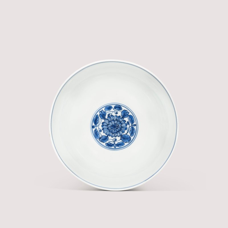 明嘉靖 青花纏枝蓮托八吉祥紋盌 雙圈六字楷書款  JIAJING SIX-CHARACTER MARK IN UNDERGLAZE BLUE WITHIN A DOUBLE CIRCLE AND OF THE PERIOD (1522-1566) - 图3