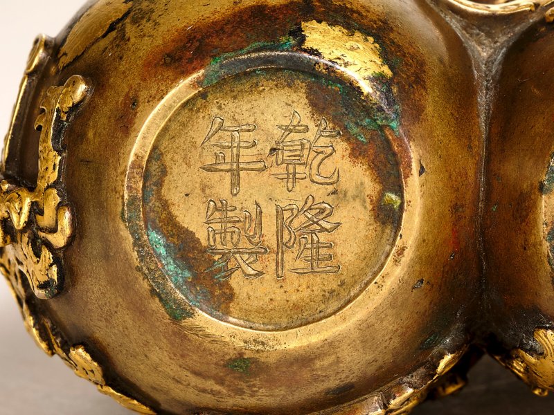 清乾隆　銅局部鎏金夔龍紋雙聯瓶 | A RARE IMPERIAL PARCEL-GILT BRONZE DOUBLE-VASE - 图3