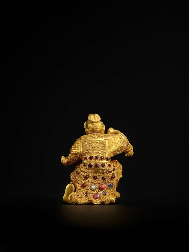 清乾隆 金嵌寶忠臣像 | AN EXCEPTIONALLY RARE GOLD GEM-SET FIGURE OF THE 'LOYAL GENERAL' - 图4