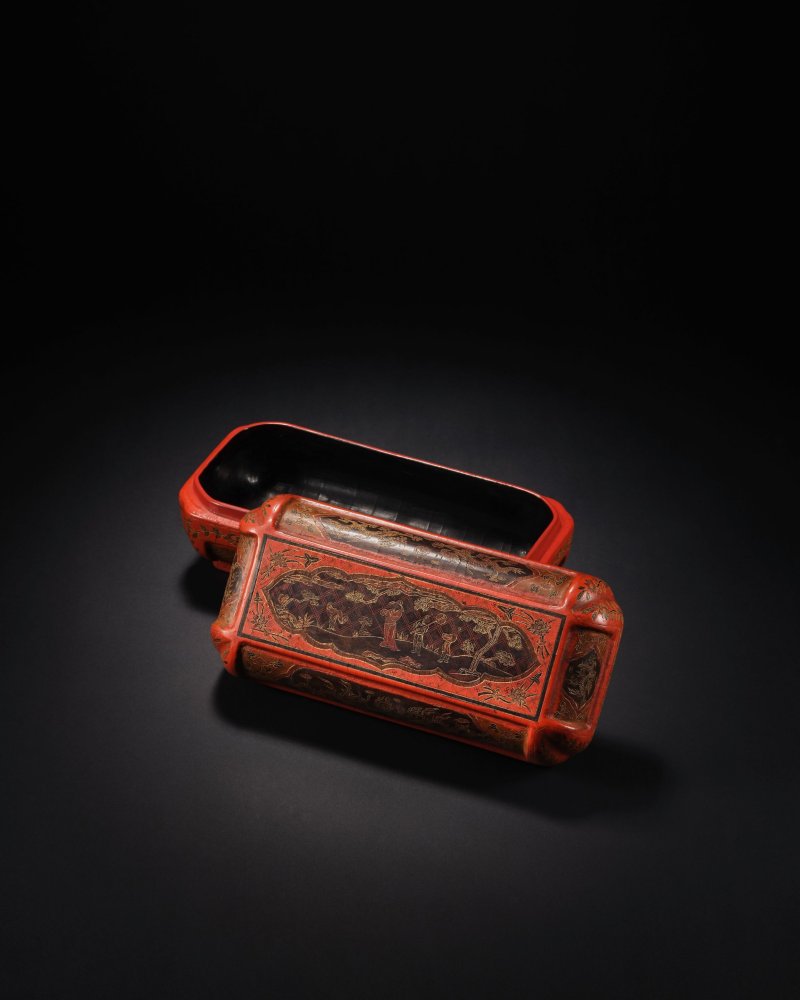 明萬曆　戧金填漆高士賞遊圖倭角長方蓋盒 | A 'QIANGJIN' AND 'TIANQI' LACQUER RECTANGULAR BOX AND COVER - 图1