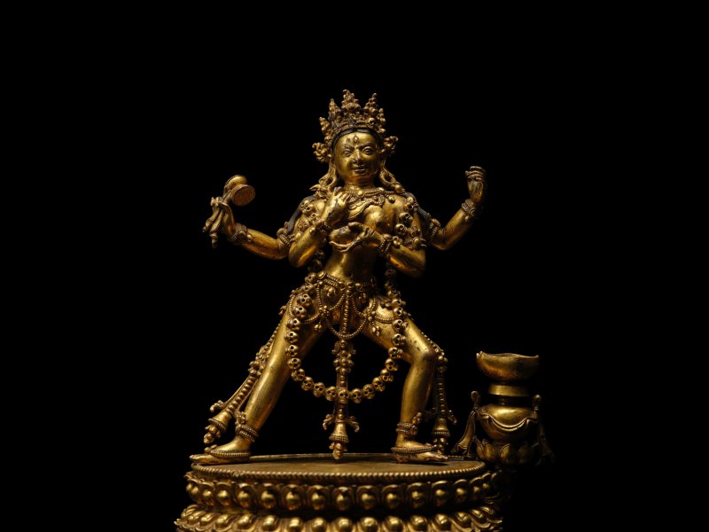 扎什倫布 藏中 十七世紀 銅鎏金空行母像 | A GILT COPPER ALLOY FIGURE OF A DAKINI - 图6