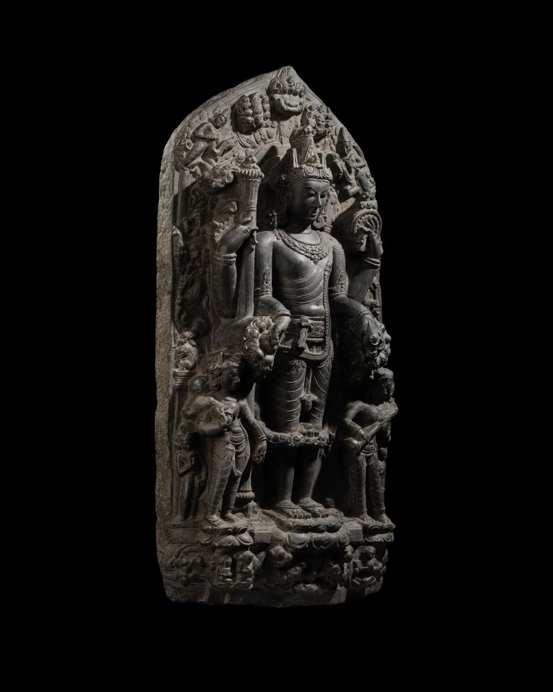 印度東北部 帕拉時期 十二世紀 黑石毗濕奴像 | A BLACKSTONE STELE OF VISHNU - 图6