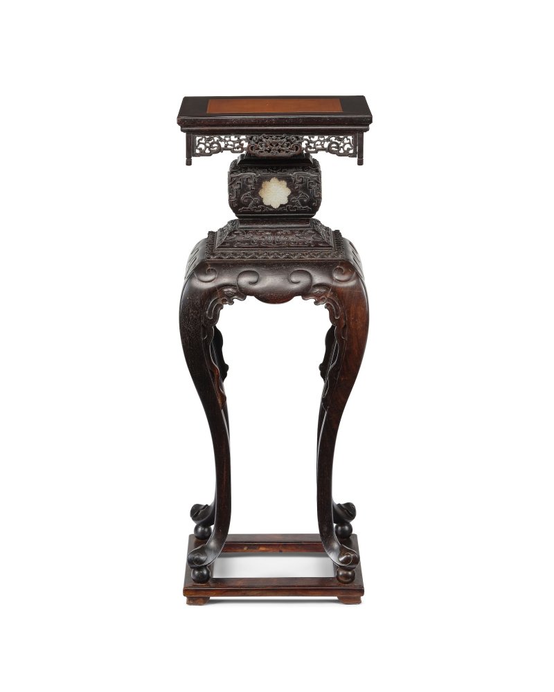 清乾隆　紫檀嵌竹黃高束腰三彎腿帶托泥香几 | AN EXCEPTIONALLY RARE ZITAN AND BAMBOO VENEER INCENSE STAND, XIANGJI - 图2