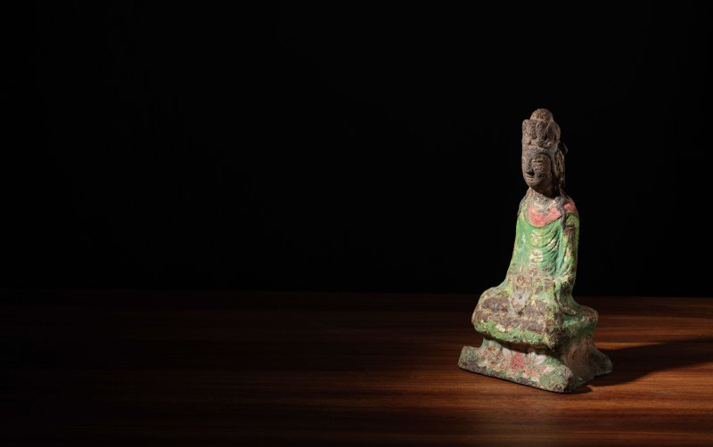 十一至十三世紀 或為西夏 鐵加彩菩薩坐像 | A RARE POLYCHROME-DECORATED IRON FIGURE OF A SEATED BODHISATTVA - 图7