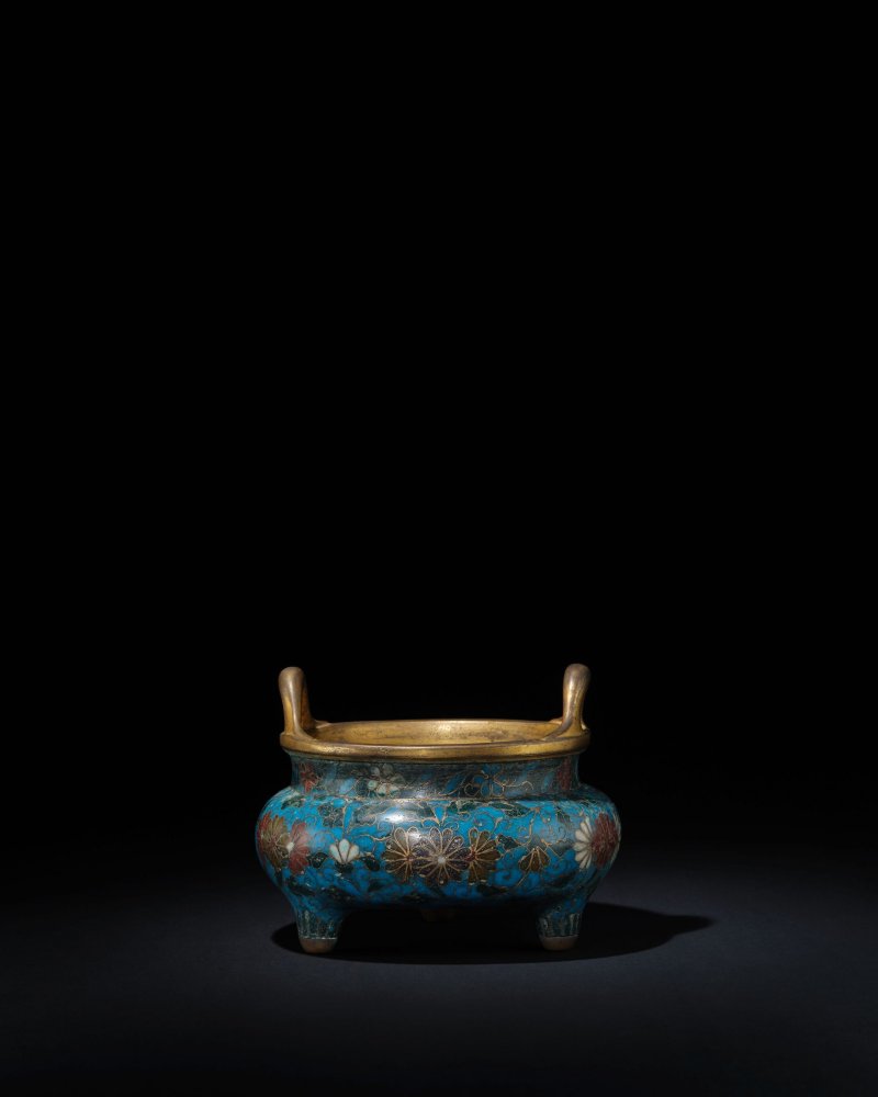 明中期　掐絲琺瑯纏枝菊紋橋耳三足爐 | A CLOISONNÉ ENAMEL 'CHRYSANTHEMUM' TRIPOD INCENSE BURNER, DING - 图2