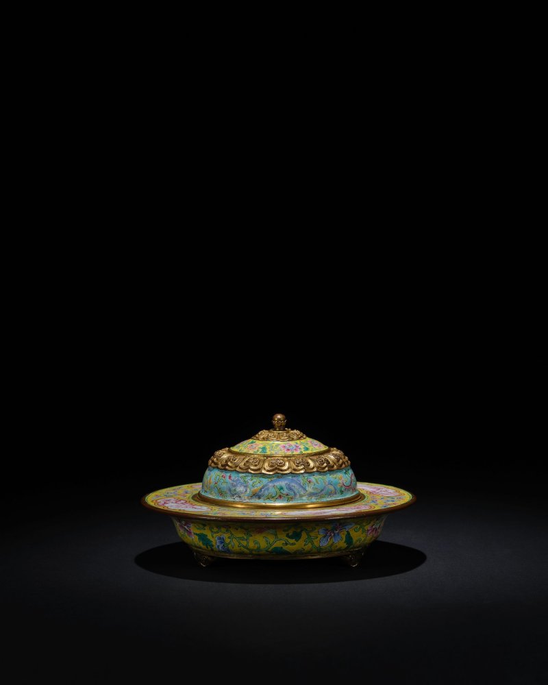 清乾隆　銅胎北京畫琺瑯黃地開光山水圖奓斗 | AN IMPERIAL BEIJING ENAMEL YELLOW-GROUND SHALLOW ZHADOU AND COVER - 图7
