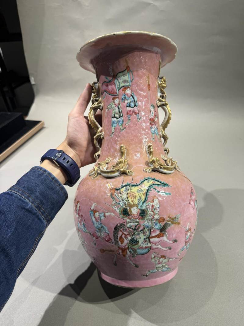    清咸丰 宫粉地轧道刀马人物瓶 - 图4
