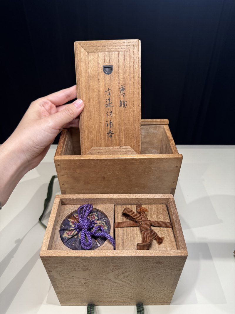 明天启—崇祯 青花高士图小杯一套五只（附四层原供箱） - 图3