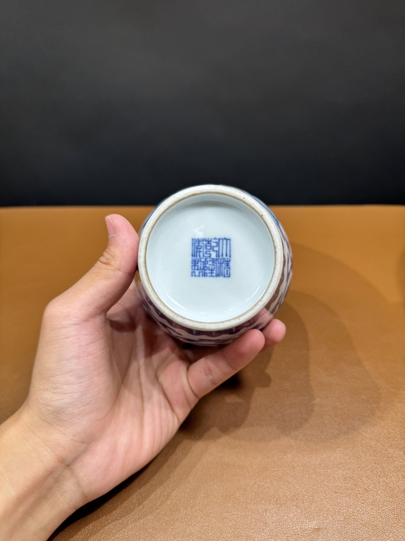 清乾隆 青花缠枝花卉纹贯耳瓶 - 图12
