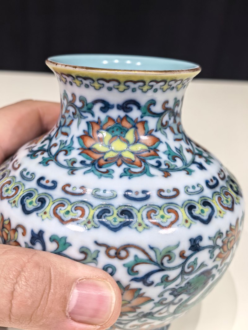 清乾隆 斗彩穿花龙纹小尊 - 图9