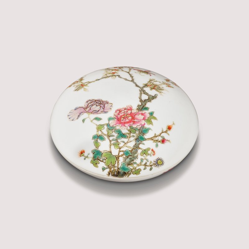 民國 粉彩蝶戀花小印盒 「洪憲御製」 礬紅款  REPUBLIC PERIOD, HONGXIAN FOUR-CHARACTER MARK IN IRON RED AND OF THE PERIOD (1915-1916) - 图1