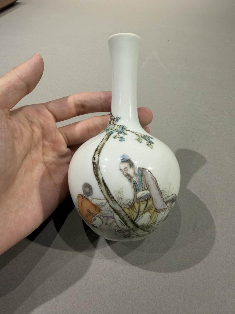    刘希任 粉彩高仕图小天球瓶 - 图2