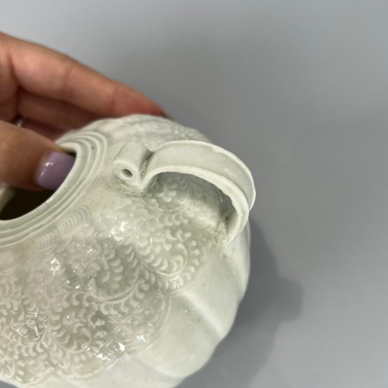 明代 青白釉模印缠枝花卉纹瓜棱壶 - 图11