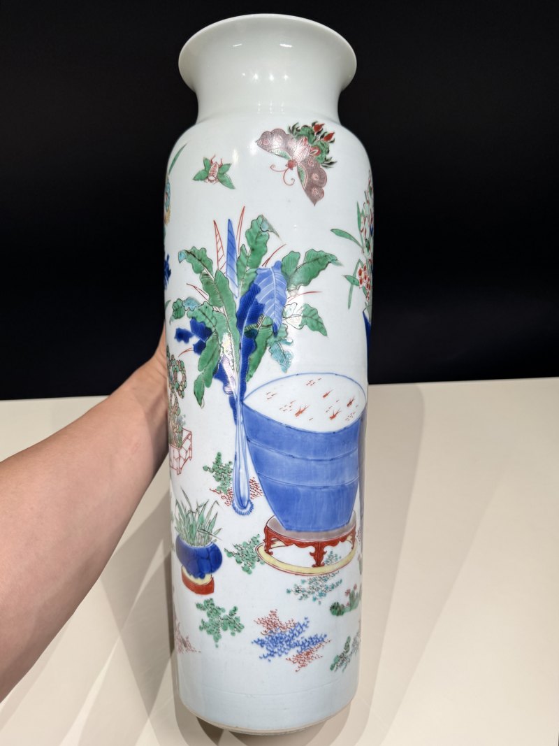 明崇祯 青花五彩博古清供花蝶纹筒瓶 - 图7