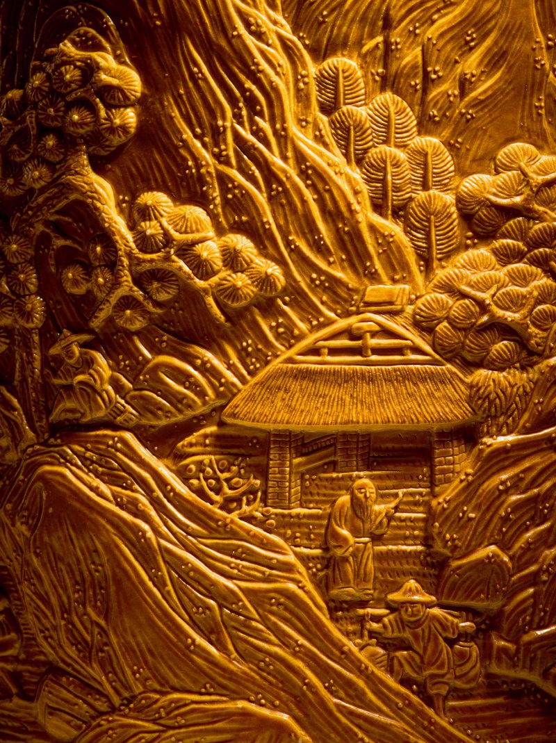 清道光 黄釉仿竹雕瓷山水人物图笔筒 - 图3