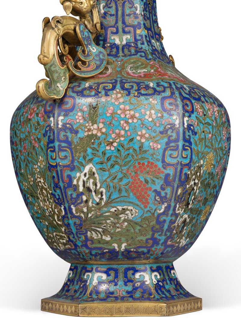 清乾隆 掐絲琺瑯花石紋鎏金銅鏤空螭龍耳六方尊  QIANLONG PERIOD (1736-1795) - 图3