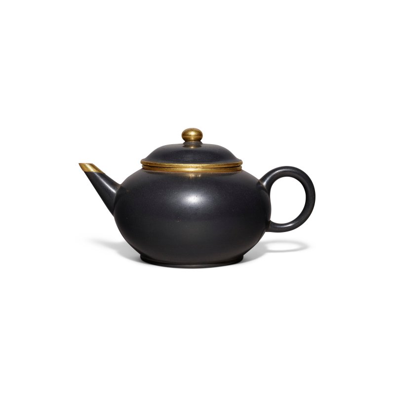 清十八/十九世紀 宜興紫砂鑲金屬題詩茶壺  QING DYNASTY, 18TH-19TH CENTURY - 图1