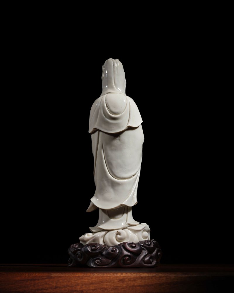明十七世紀初 德化白釉祥雲觀音立像 | AN IMPORTANT DEHUA STANDING FIGURE OF GUANYIN - 图3