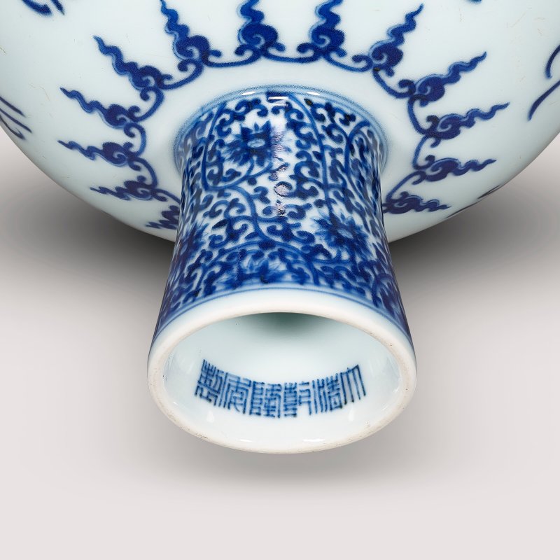 清乾隆 青花纏枝蕃蓮梵文高足盌 單行六字篆書款  QIANLONG SIX-CHARACTER SEAL MARK IN UNDERGLAZE BLUE IN A LINE AND OF THE PERIOD (1736-1795) - 图3
